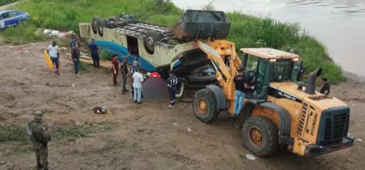 Cinco morrem após ônibus tombar em rodovia no sudoeste da Bahia