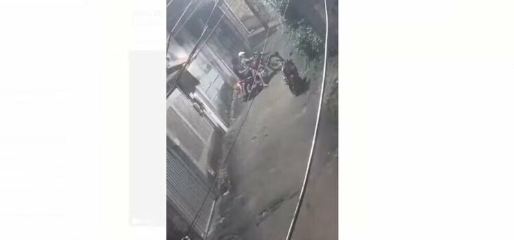 Adolescente e homem são baleados em assalto no subúrbio de Salvador; vídeo mostra suspeitos em motocicleta