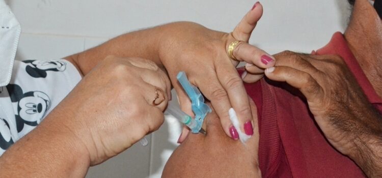 357 pessoas foram vacinadas no primeiro dia da campanha contra a gripe
