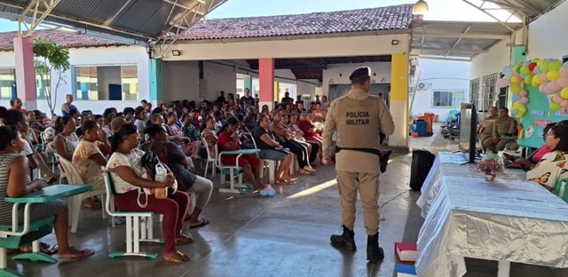 Policiais da Ronda Escolar participam da reunião de pais e mestres na Escola Municipal Ana Brandoa