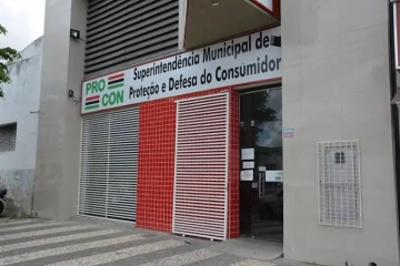 Procon fiscaliza farmácias após suspeitas de superfaturamento na venda de repelentes em Feira