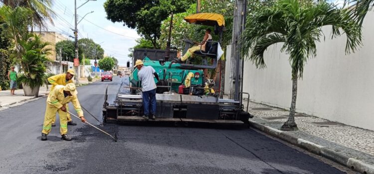 Prefeitura de Feira asfalta importante corredor de tráfego no Capuchinhos