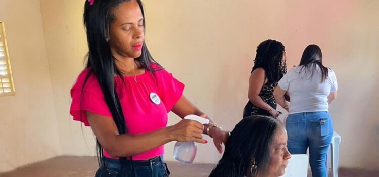 Curso para mulheres de corte de cabelo e escova inicia aulas