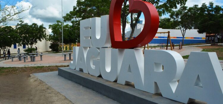 Prefeitura conclui reforma da praça de Jaguara e implanta letreiro Eu Amo Jaguara