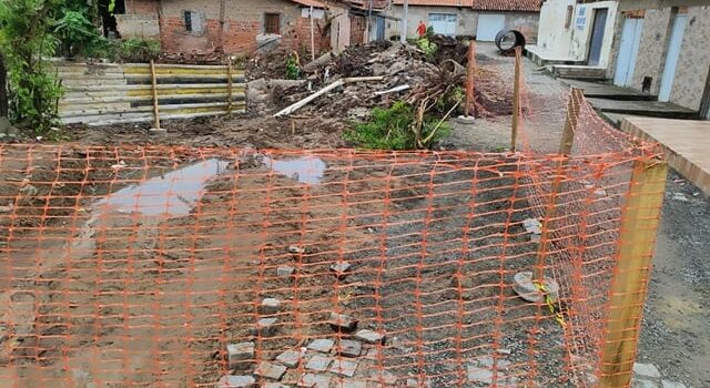 Rua do bairro Mangabeira está com obra sem finalizar há quase dois meses, afirmam moradores