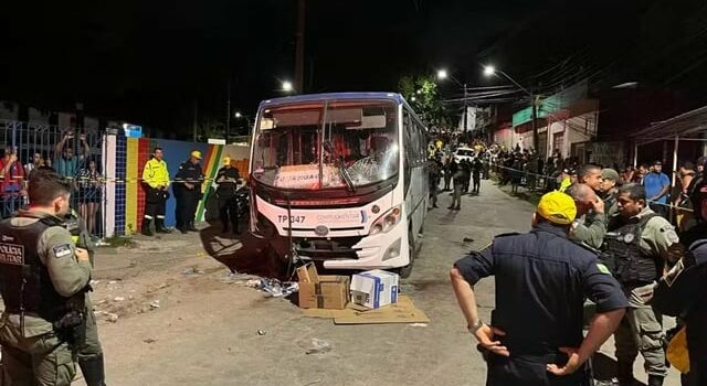 Micro-ônibus atropela participantes de procissão no Grande Recife; acidente deixou 4 mortos e mais de 20 feridos