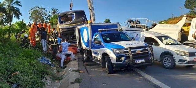 Ônibus de turismo do RJ tomba em rodovia na Bahia e deixa ao menos 8 mortos e 23 feridos