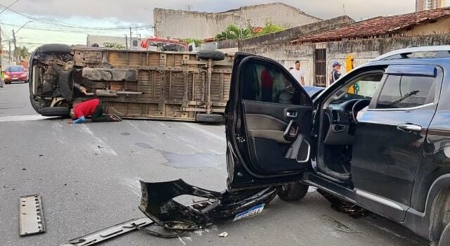 Van com passageiros de uma fábrica colide com veículo no bairro Santa Mônica