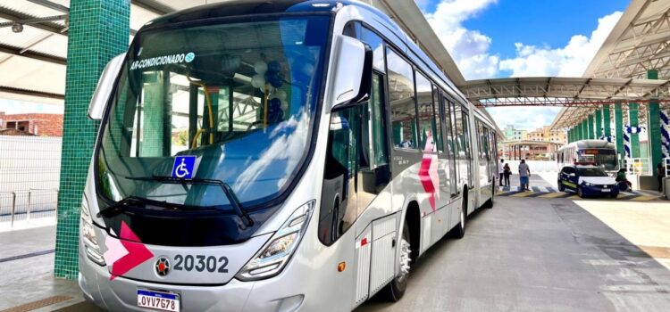 Prefeito Colbert Filho entrega seis novos ônibus articulados BRT da Empresa Rosa