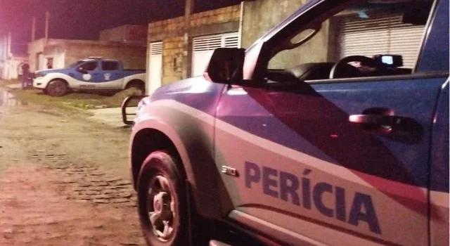 Jovem é assassinado na porta de casa em Feira de Santana