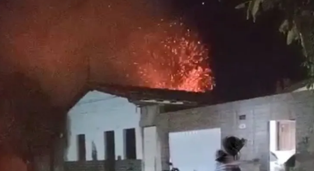 Celular explode enquanto carregava e causa incêndio em residência de Brumado
