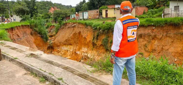 Casas interditadas por causa de cratera gigante na Bahia são demolidas e moradores aguardam respostas