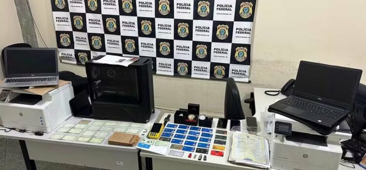 Suspeita de vender cargos públicos por até R$ 60 mil é presa em Salvador