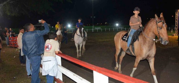 Abertura da Expo Portal atrai famílias no Parque de Exposições