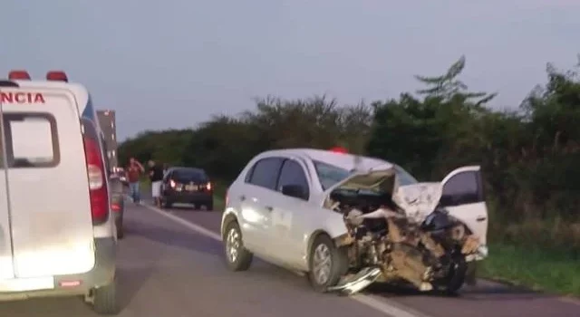 Dois homens morrem em acidente entre moto e veículo de prefeitura na BA-052, em Feira de Santana