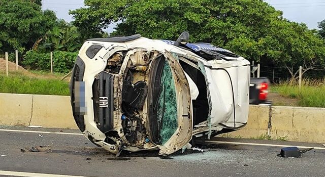 Veículo que presta serviço para Prefeitura de Feira de Santana capota na BR-116 Norte