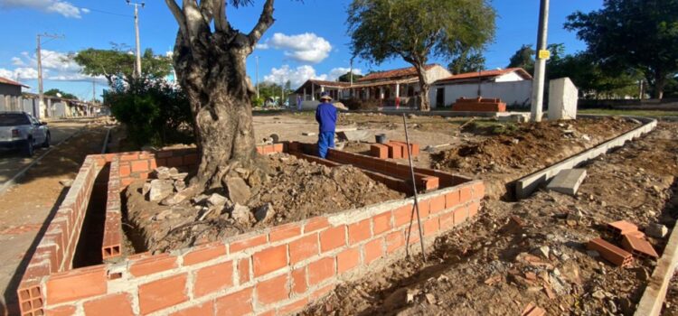 Prefeitura de Feira constrói novas praças na zona rural do município