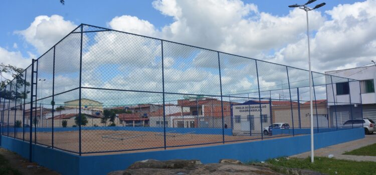 Prefeitura de Feira reforma praças esportivas na sede e zona rural