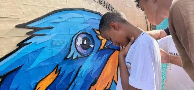 Artista de MG faz grafite em braile e emociona estudante cego. ‘Primeira vez com a arte’