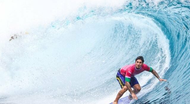 Medina e Chumbinho avançam em dia épico em Teahupoo e se enfrentarão nas quartas de final