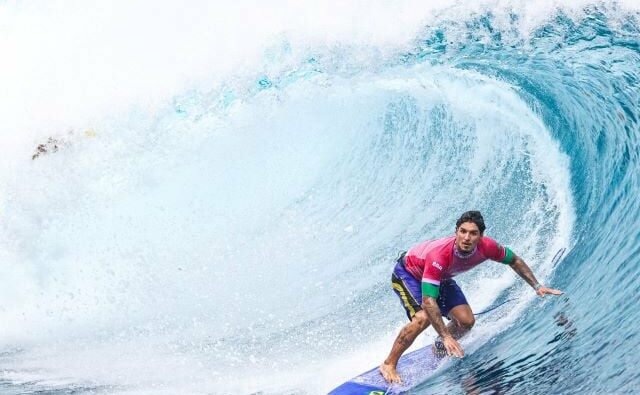 Medina e Chumbinho avançam em dia épico em Teahupoo e se enfrentarão nas quartas de final