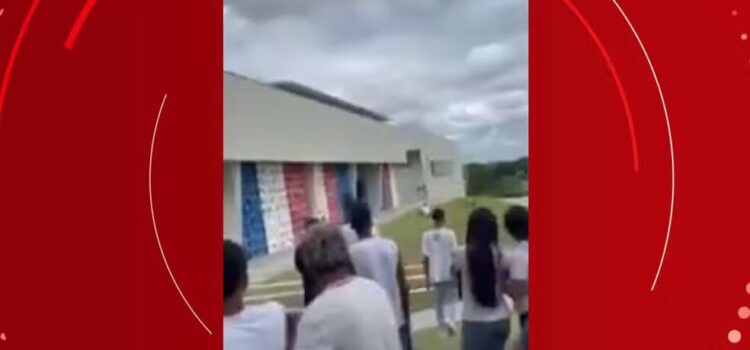 Estudante tenta atacar colega com faca e gera confusão em escola na Região Metropolitana de Salvador