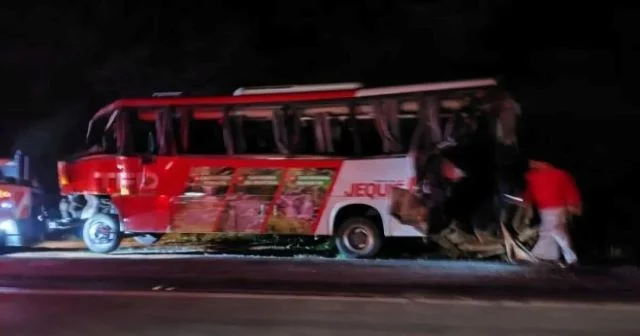 16 pessoas ficam feridas em acidente com ônibus que levava pacientes do Sudoeste baiano para Salvador