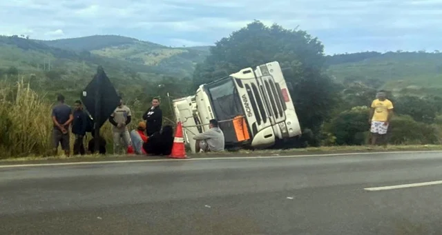 Carreta com carga de chocolate tomba na BR-116, trecho da cidade de Jaguaquara