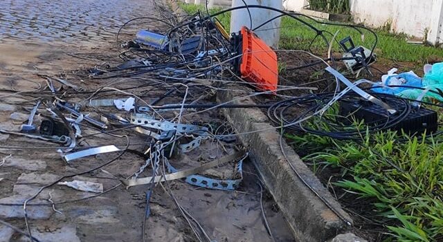 Moradores pedem retirada de fios após troca de postes de energia no bairro Lagoa Salgada