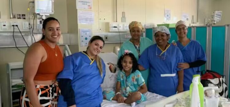 Equipe de hospital salva menina após 70 minutos de reanimação cardíaca; milagre!