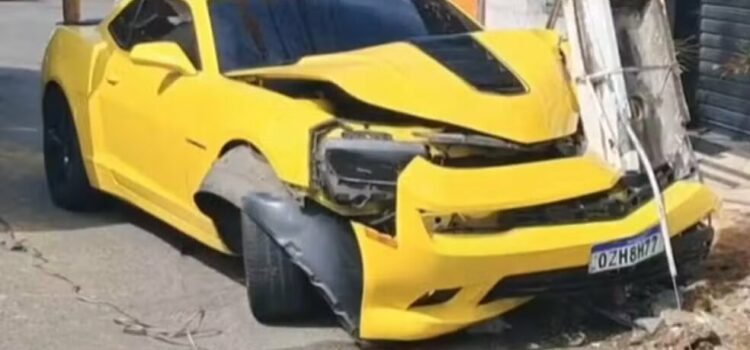 Camaro fica destruído após batida em poste na Bahia; motorista não foi encontrado no local