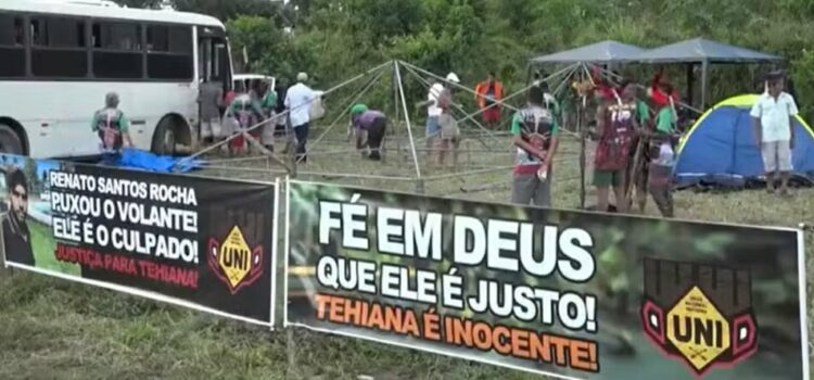 Indígenas fazem protesto contra condenação de mulher por atropelar e matar criança de 4 anos na Bahia