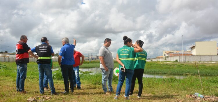 Prefeitura fiscaliza suspeita de despejo irregular de esgoto e emite notificações à EMBASA