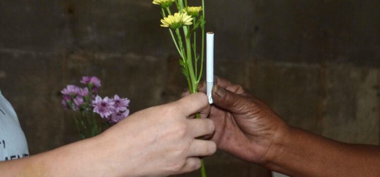 Troque o Cigarro pela Vida: Ação sensibiliza fumantes no Shopping Popular