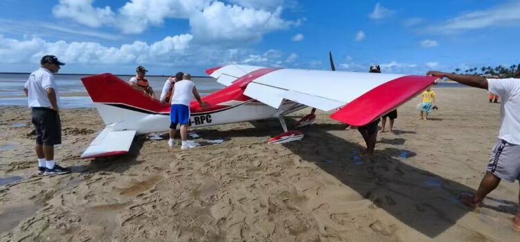 Avião de pequeno porte faz pouso forçado em banco de areia às margens de rio na Bahia