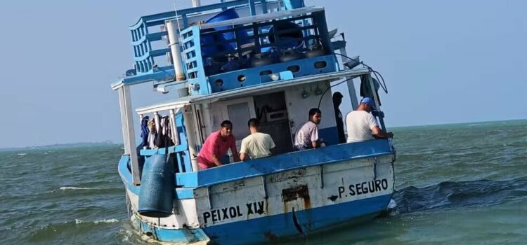 Marinheiros resgatam barco à deriva em Porto Seguro; cinco pessoas estavam a bordo