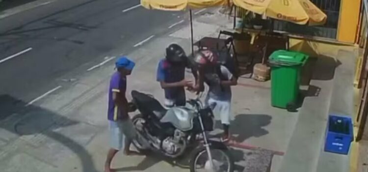 Câmera mostra momento que motoboy troca socos com dois homens armados durante tentativa de assalto em Salvador