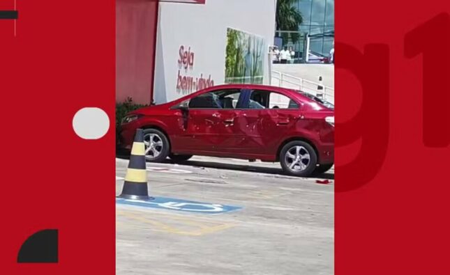 Homem usa barra de ferro para destruir carro de cliente em estacionamento de farmácia na Bahia