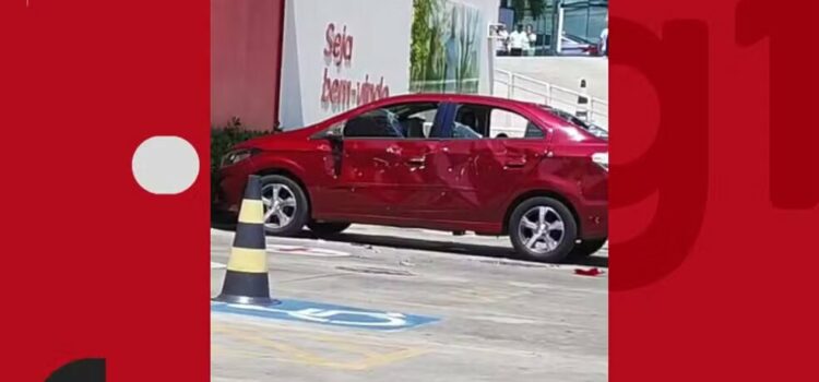 Homem usa barra de ferro para destruir carro de cliente em estacionamento de farmácia na Bahia