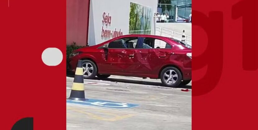 Homem usa barra de ferro para destruir carro de cliente em estacionamento de farmácia na Bahia