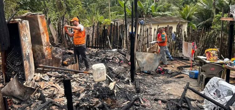 Casa de madeira que pegou fogo na Bahia não tinha eletricidade; pai, filho de 1 mês e enteado de 3 anos morreram em incêndio