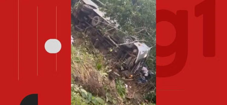 Quatro pessoas morrem e cinco ficam feridas após ônibus cair em ribanceira na Bahia