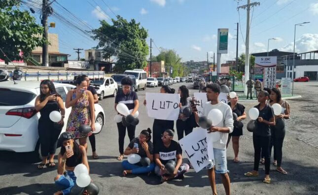 Pneus queimados e balas de borracha: moradores e PMS entram em conflito durante protesto por morte de jovem em ação policial na BA