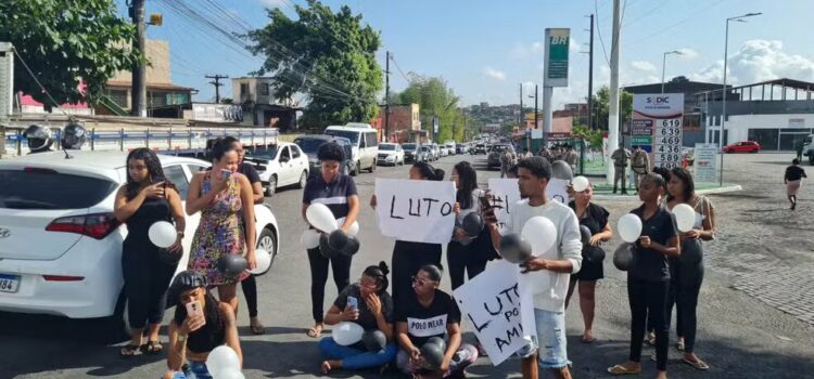 Pneus queimados e balas de borracha: moradores e PMS entram em conflito durante protesto por morte de jovem em ação policial na BA