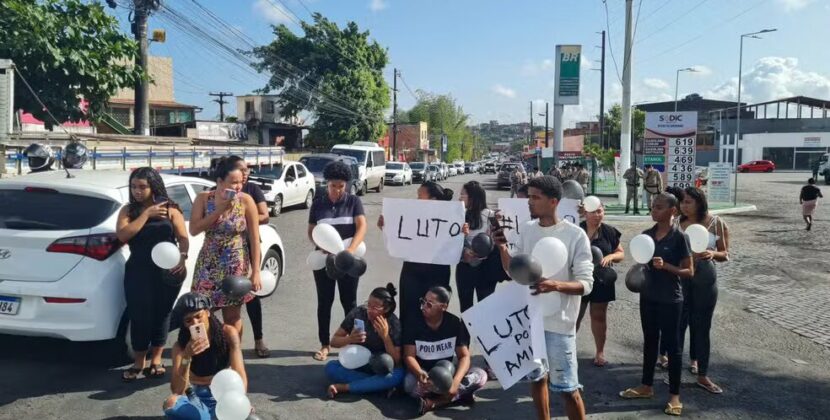 Pneus queimados e balas de borracha: moradores e PMS entram em conflito durante protesto por morte de jovem em ação policial na BA