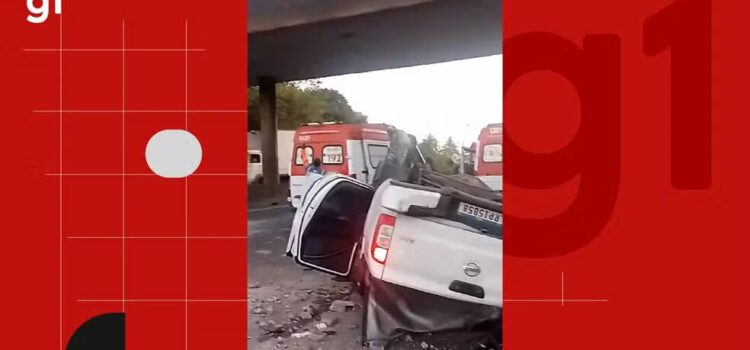 Caminhonete despenca de viaduto em Salvador; motorista saltou de veículo em movimento antes da queda