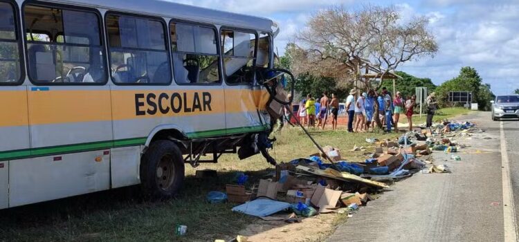 Homem morre e 22 pessoas ficam feridas após acidente entre ônibus escolar e caminhão na Bahia