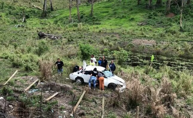 Idosa de 83 anos morre após carro capotar em rodovia na BA; filha e neta da vítima ficaram feridas