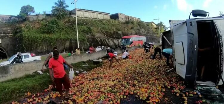 Caminhão carregado de frutas vira na BR-324; veículo e carga bloquearam duas pistas sentido Feira de Santana-Salvador