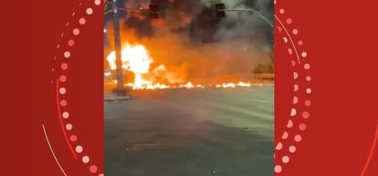 Ônibus é incendiado na Avenida Paralela, em Salvador; trânsito fica congestionado na região